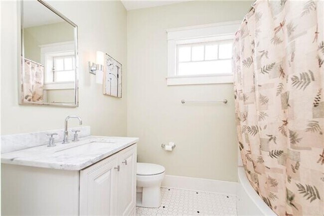 Building Photo - 5 BR- Available now or January lease - Ren...