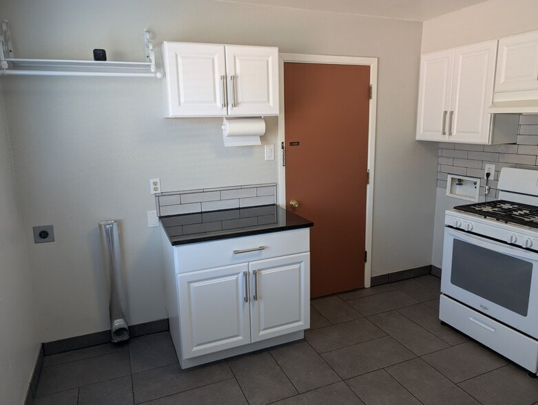 Building Photo - 10204 Candelaria Rd NE