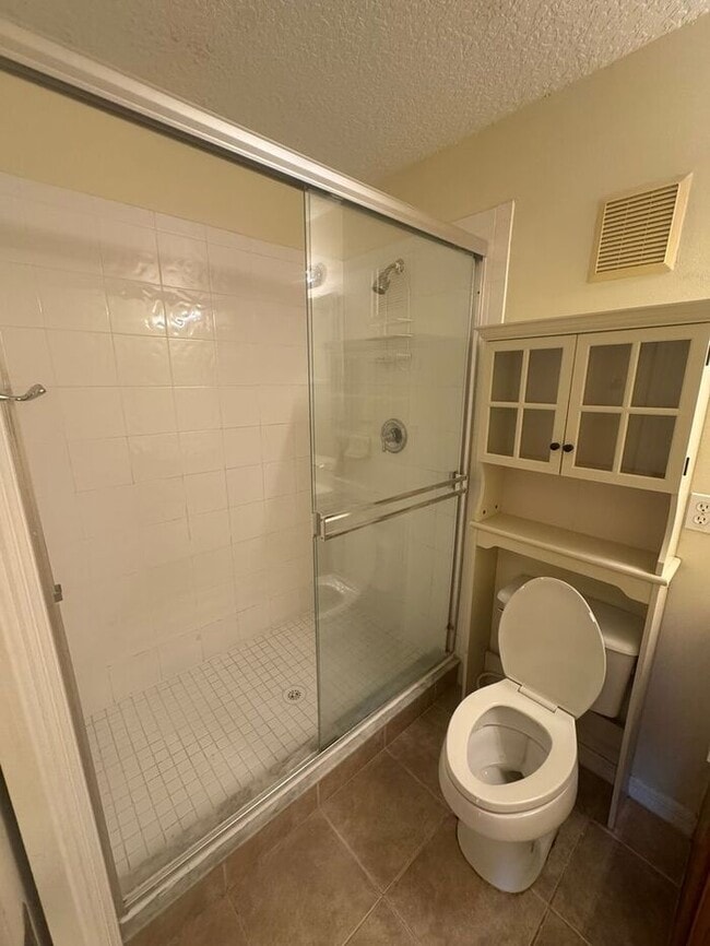 Building Photo - 3 Bedroom 2 Bath - Lovely and Cozy Condo f...