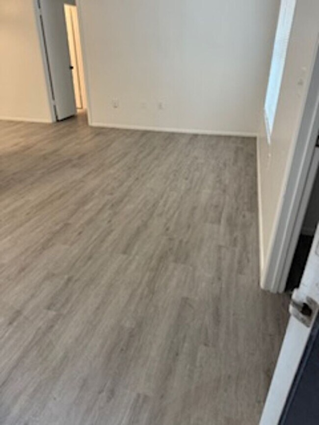 Building Photo - Landing - 974-303