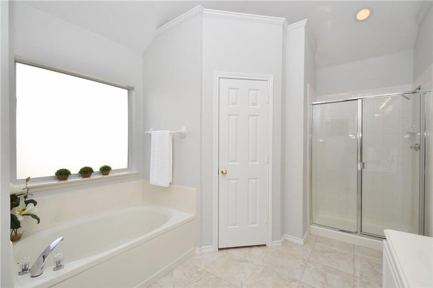 Building Photo - 8435 Creekside Cir