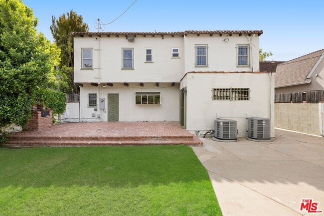 Building Photo - 120 S Poinsettia Pl