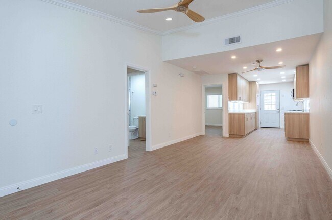 Building Photo - 10419 Hayford St