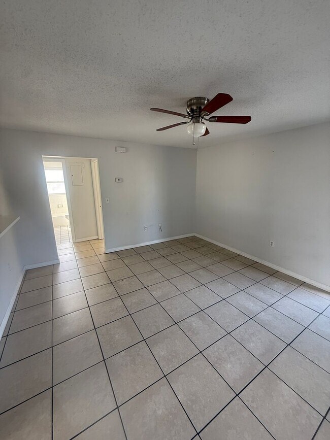 Building Photo - 1527 Schoolhouse St