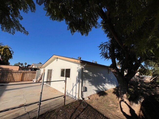 Building Photo - Fully Renovated Home with Large Extra Livingroom and Large Backyard