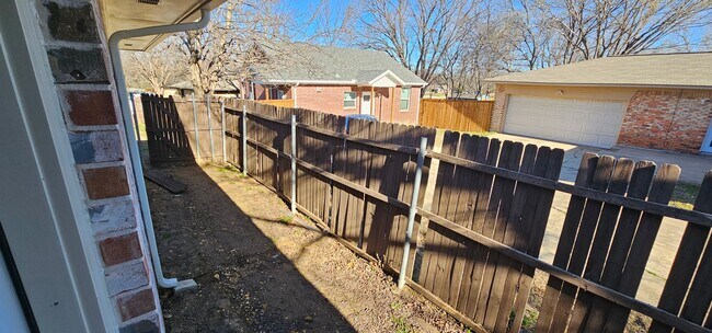 Building Photo - 1401 E Sherman Dr