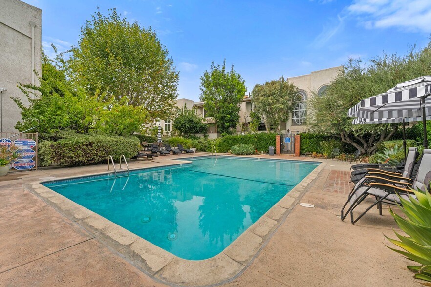 Building Photo - 5323 Coldwater Canyon Ave