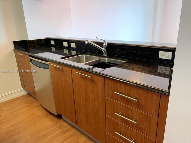 Building Photo - 1800 N Bayshore Dr