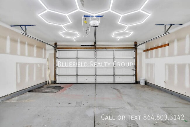 Building Photo - 621 Branch View Dr