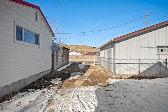 Building Photo - 707 E Front St