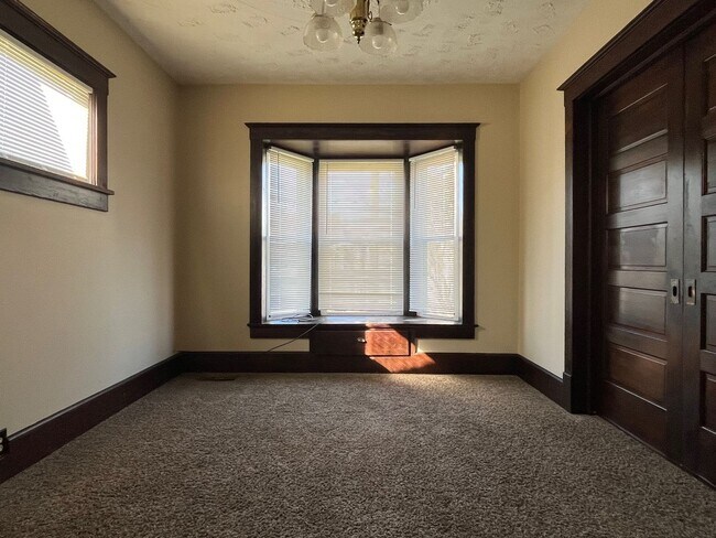Building Photo - *FIRST MONTH'S RENT FREE*