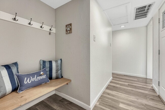 Building Photo - Charming 3-Bed Penthouse Condo in Denver with 2 full bathrooms! – Open Floor Plan *Move in specia...