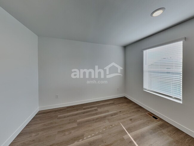 Building Photo - 4816 85th Dr NE