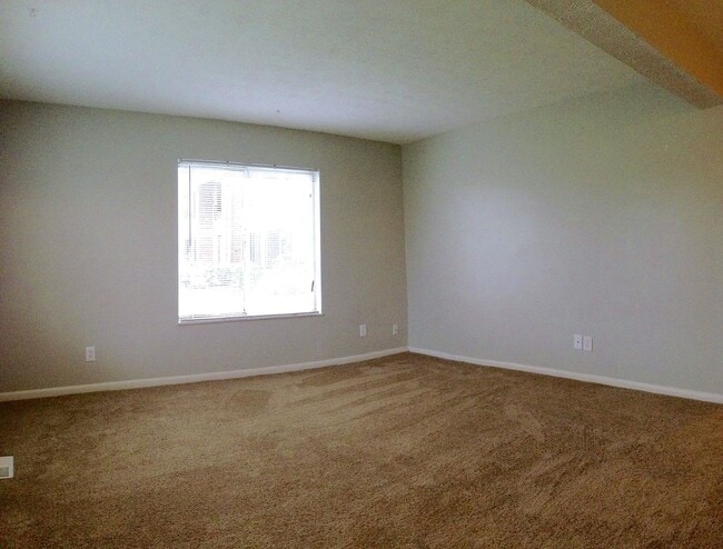 Building Photo - 2 Bedroom, 1 Bathroom Apartment with Garage Access at Parkridge Ct. - 960 Sq Ft