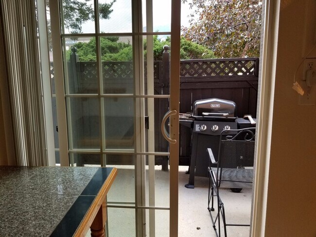 Building Photo - RENT SPECIAL & LEASE OPTIONS! Cat-friendly...