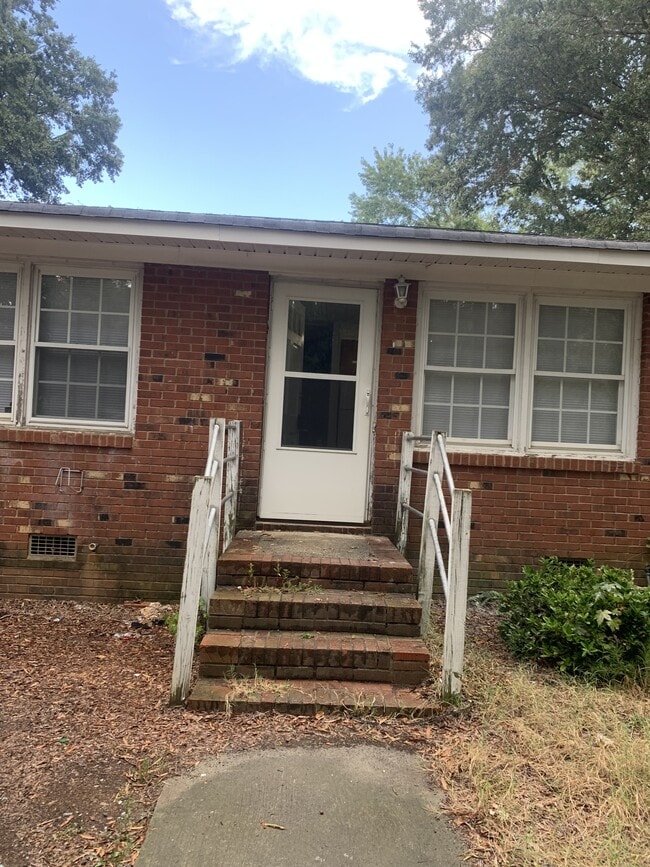 Building Photo - 2108 Weddington Rd