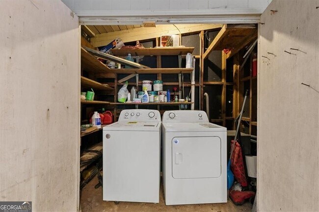 Building Photo - 2627 Woodacres Rd NE