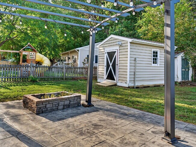 Building Photo - 3512 Castlebury Dr