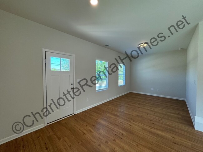 Building Photo - New 3 bed 2.5 bath home in Hickory!
