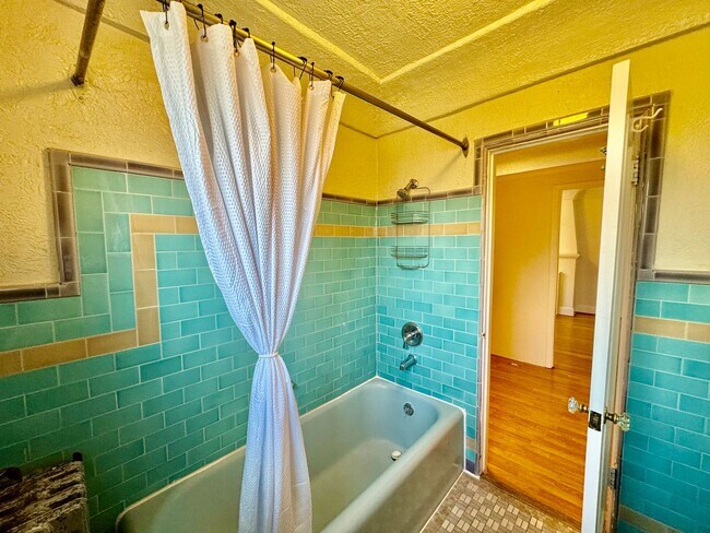 Building Photo - Charming Studio in the heart of Capitol Hill!!!!!