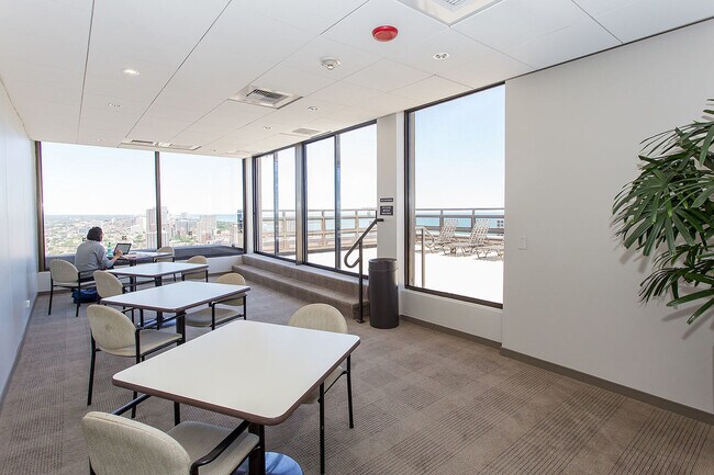Building Photo - 2650 N Lakeview Ave