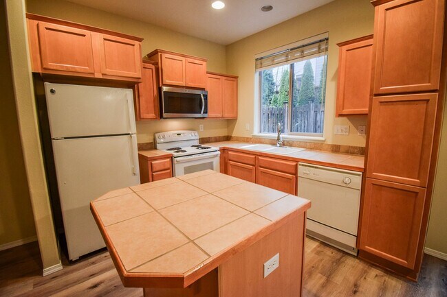 Building Photo - Beautiful Home in Amazing Neighborhood!