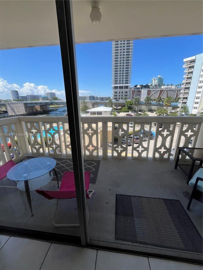 Building Photo - 1817 S Ocean Dr