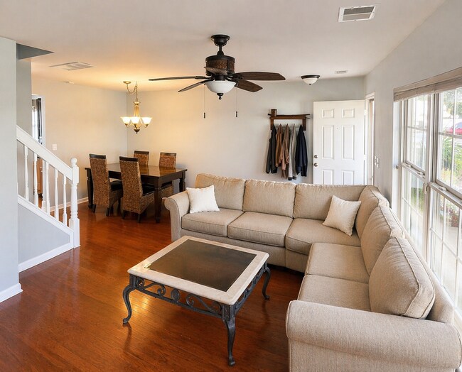 Building Photo - Three Bedroom Townhome Available!