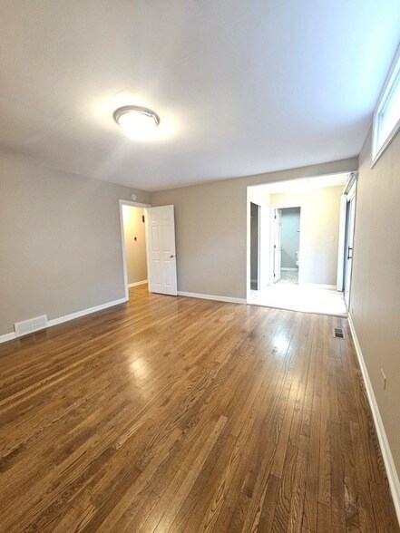 Building Photo - 600 Hawthorne Ln