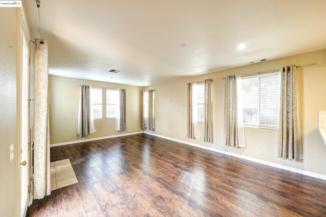Building Photo - 220 Whispering Oaks Ct