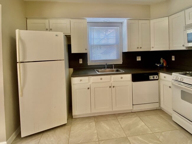 Building Photo - SPACIOUS 4 BED/2 BATH HOUSE-Luxury Vinyl F...