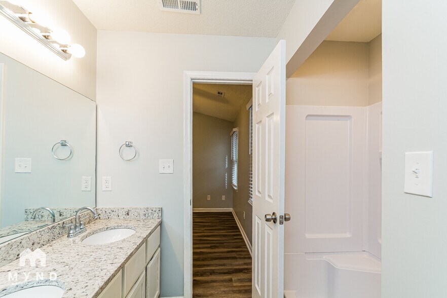 Building Photo - 409 Crosspine Dr