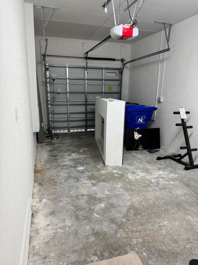 Building Photo - 5442 SW 14th Ct