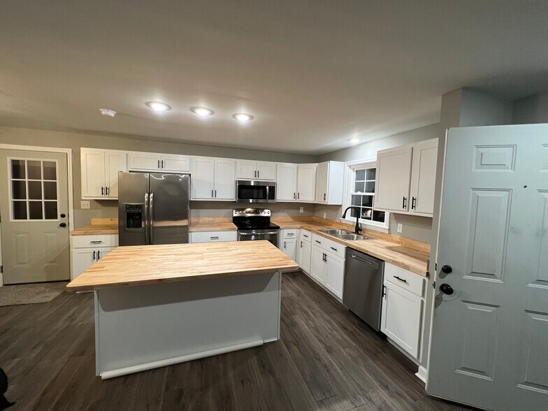Kitchen - 100 Sunset Dr