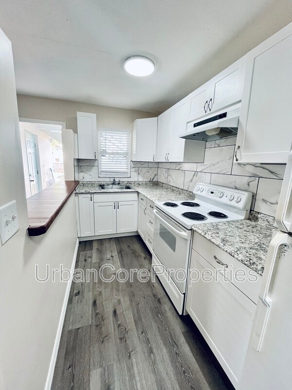 Building Photo - 115 7th Ave N