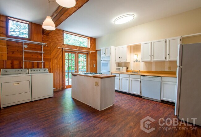 Building Photo - 856 Monroe Dr NE