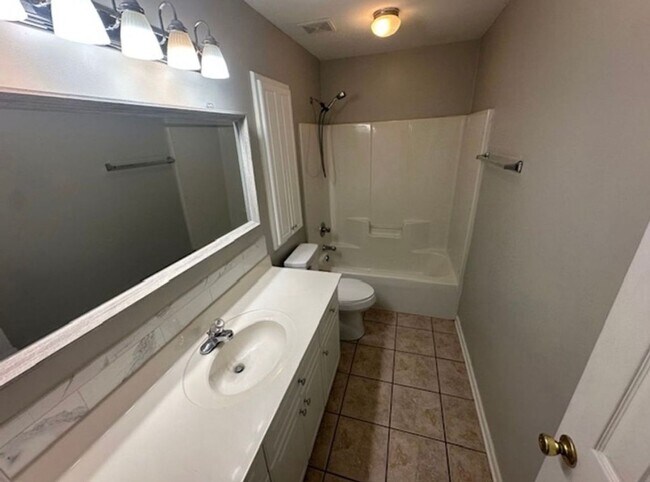 Building Photo - 2 Bedroom Townhome Conveniently Located in...