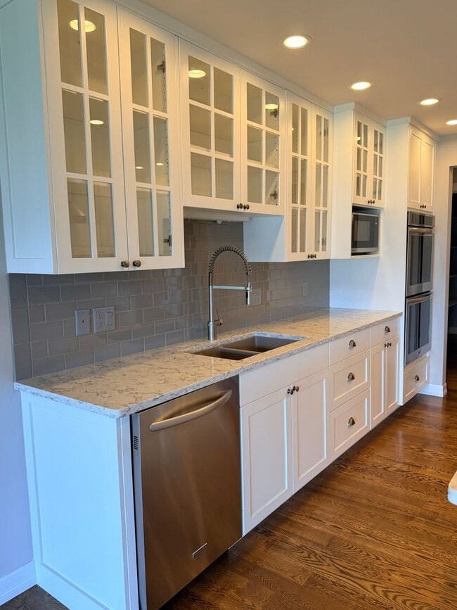Building Photo - Luxury, golf course living with VIEWS! 3+ bed, 3 bath, three car garage and so much more!