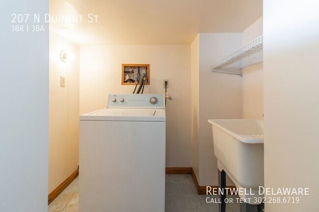 Building Photo - GORGEOUS TOWNHOME