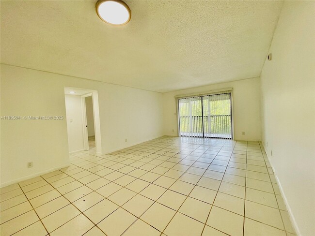 Building Photo - 2209 S Cypress Bend Dr