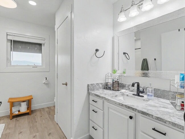 Building Photo - Spacious Furnished Home with Mountain Views and Room to Enjoy
