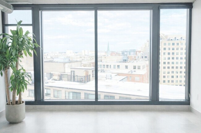 Building Photo - Studio Condo with Fantastic View, High-End Appliances, Wide Windows, Gorgeous Flooring, Amazing A...