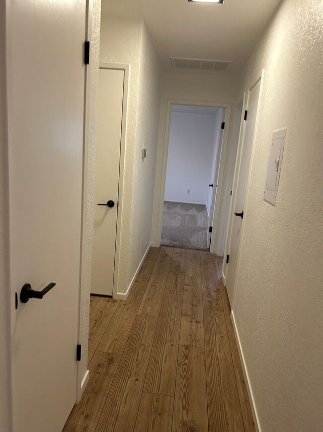 Building Photo - Beautiful upstairs condo with garage!