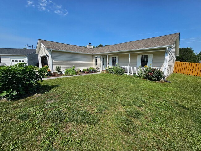 Building Photo - Well Maintained 3 Bed Home on Half an Acre!