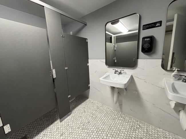 Building Photo - 16 Glen Cove Ct