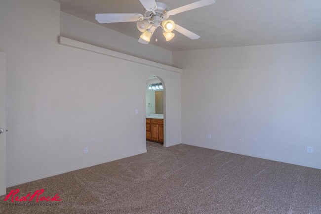 Building Photo - Fresh Carpet! Spacious 5-Bedroom Townhome