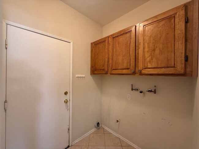 Building Photo - Quartz Hill 4 Bedroom 2 Bath!