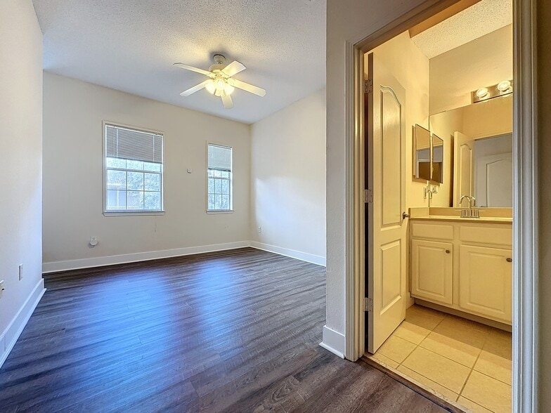 Building Photo - 12021 Villanova Dr