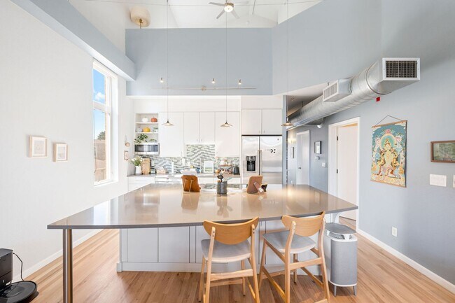 Building Photo - Furnished 2BD, 2BA Corner Unit Condo in Lowry