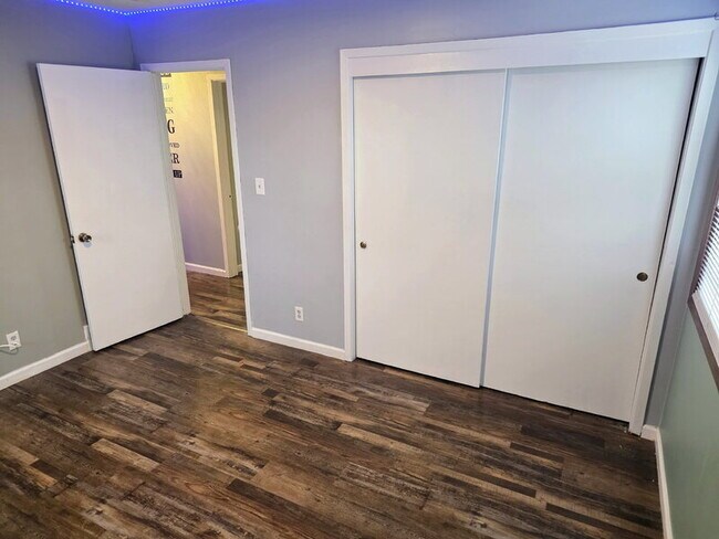 Building Photo - 320 34th St